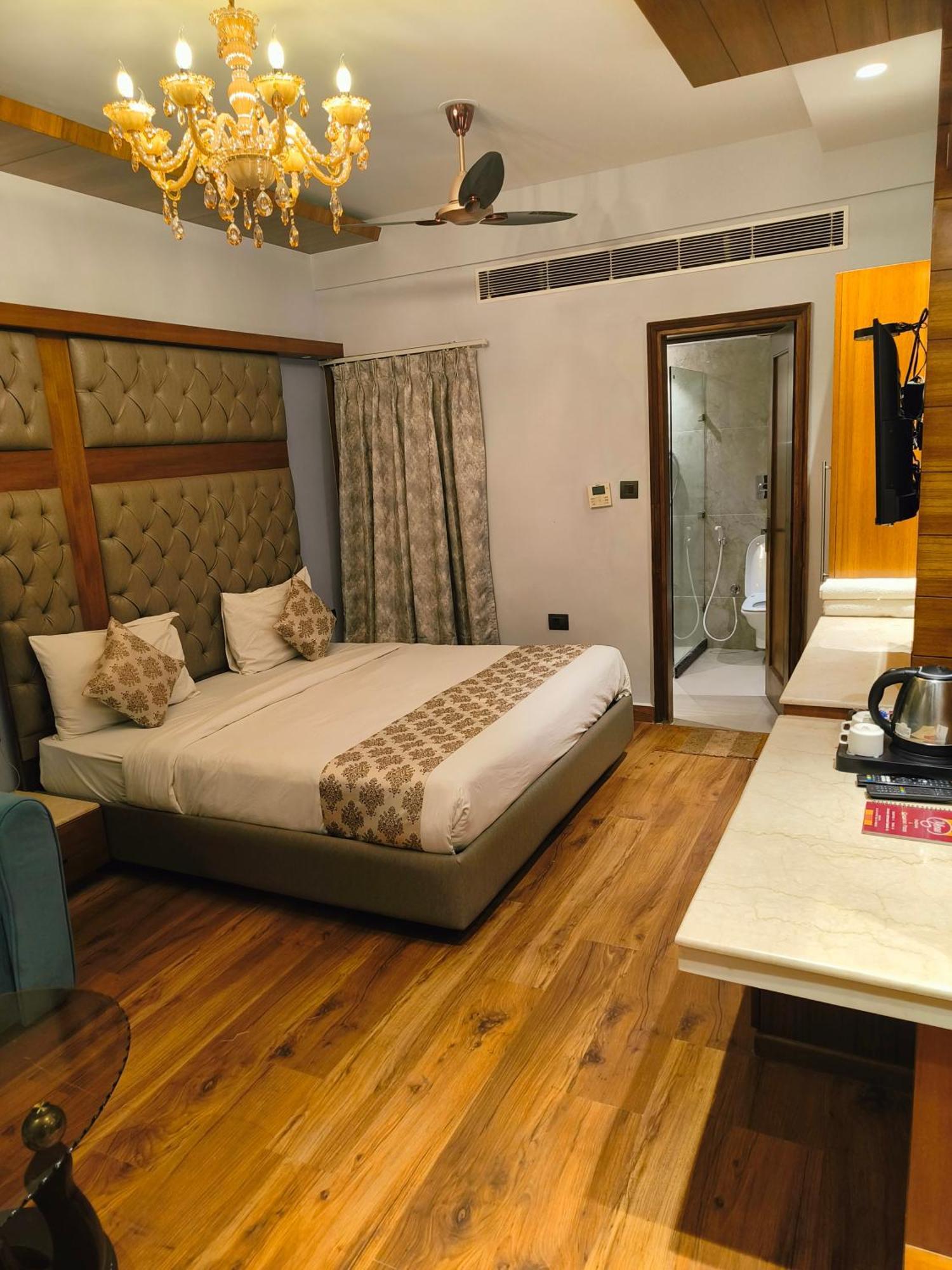 Hotel The Pearl, City Center - Traveler'S Choice Award Winner For 2025 New Delhi Exterior photo