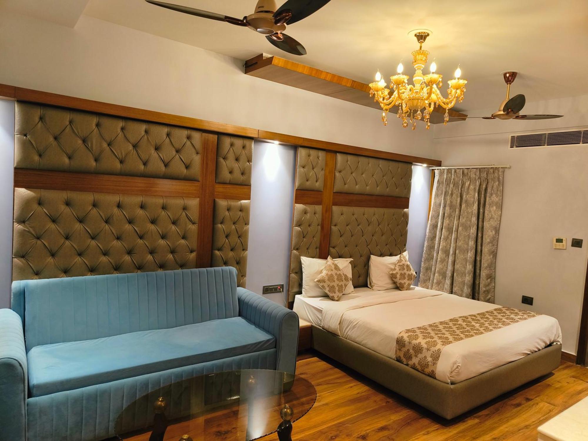 Hotel The Pearl, City Center - Traveler'S Choice Award Winner For 2025 New Delhi Exterior photo