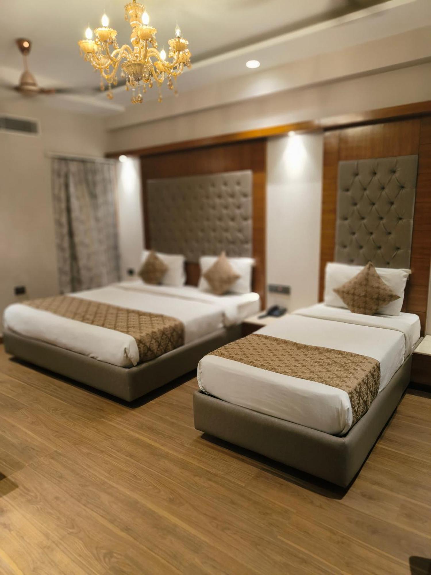 Hotel The Pearl, City Center - Traveler'S Choice Award Winner For 2025 New Delhi Exterior photo