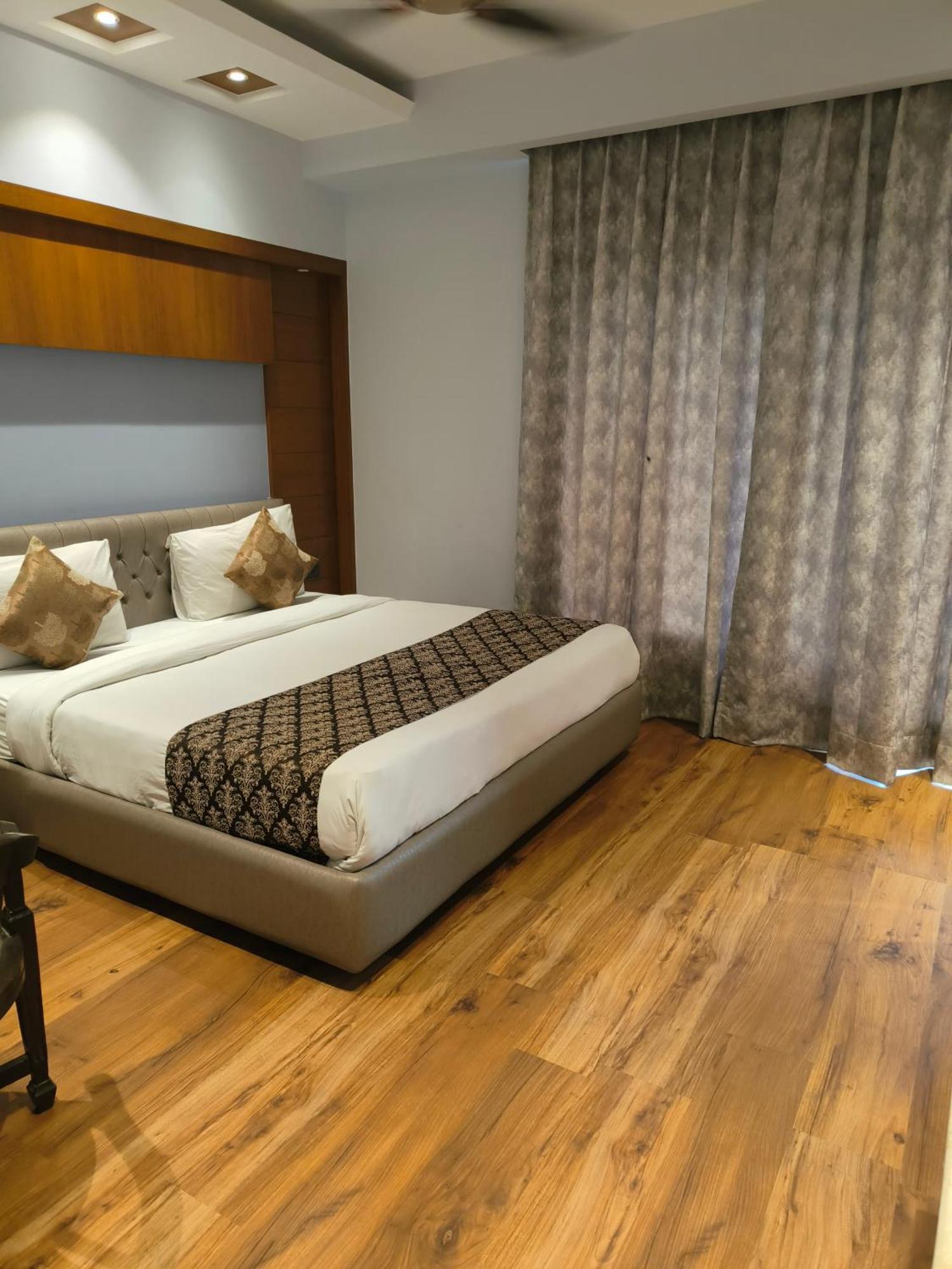 Hotel The Pearl, City Center - Traveler'S Choice Award Winner For 2025 New Delhi Exterior photo