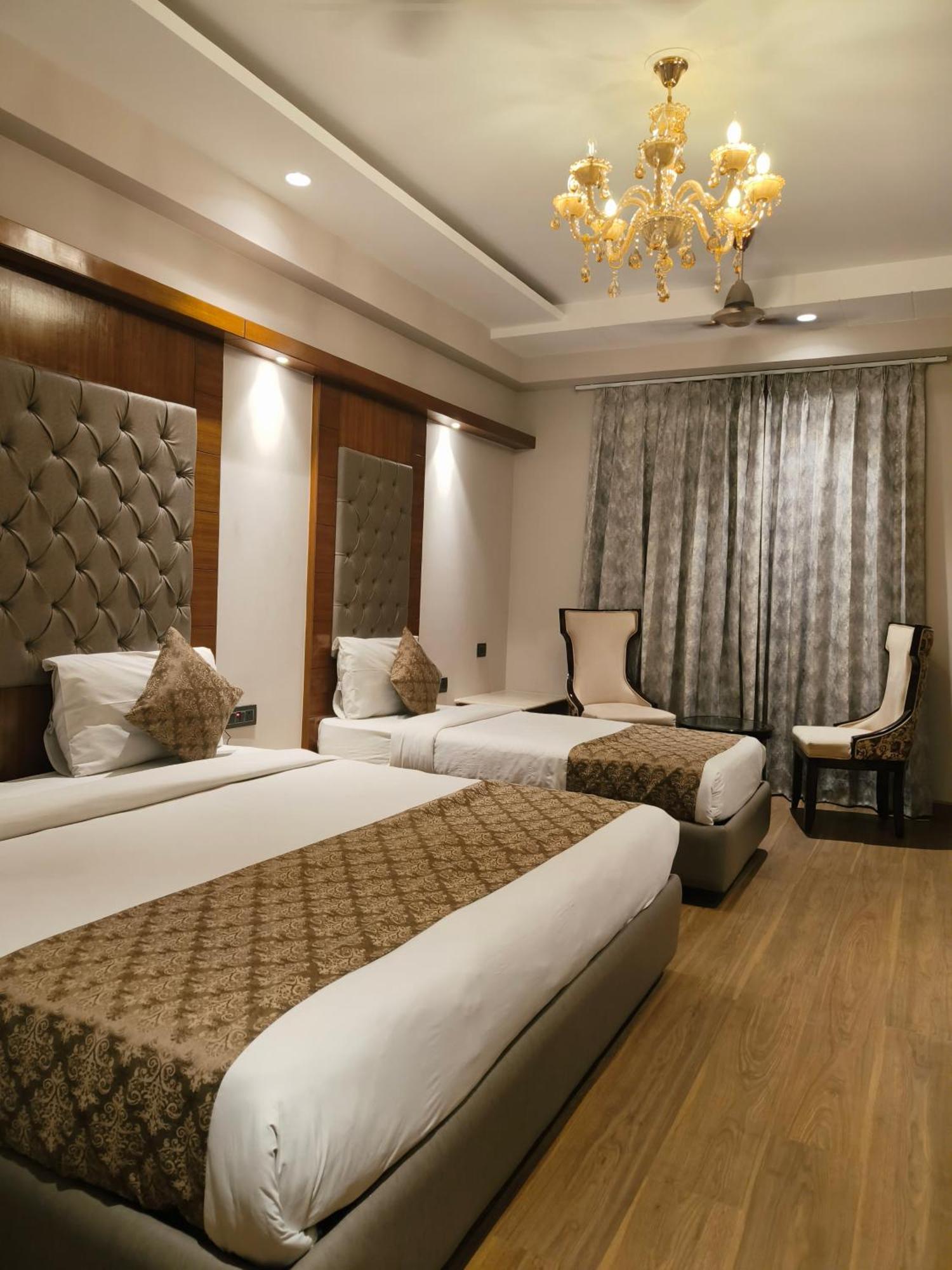 Hotel The Pearl, City Center - Traveler'S Choice Award Winner For 2025 New Delhi Exterior photo