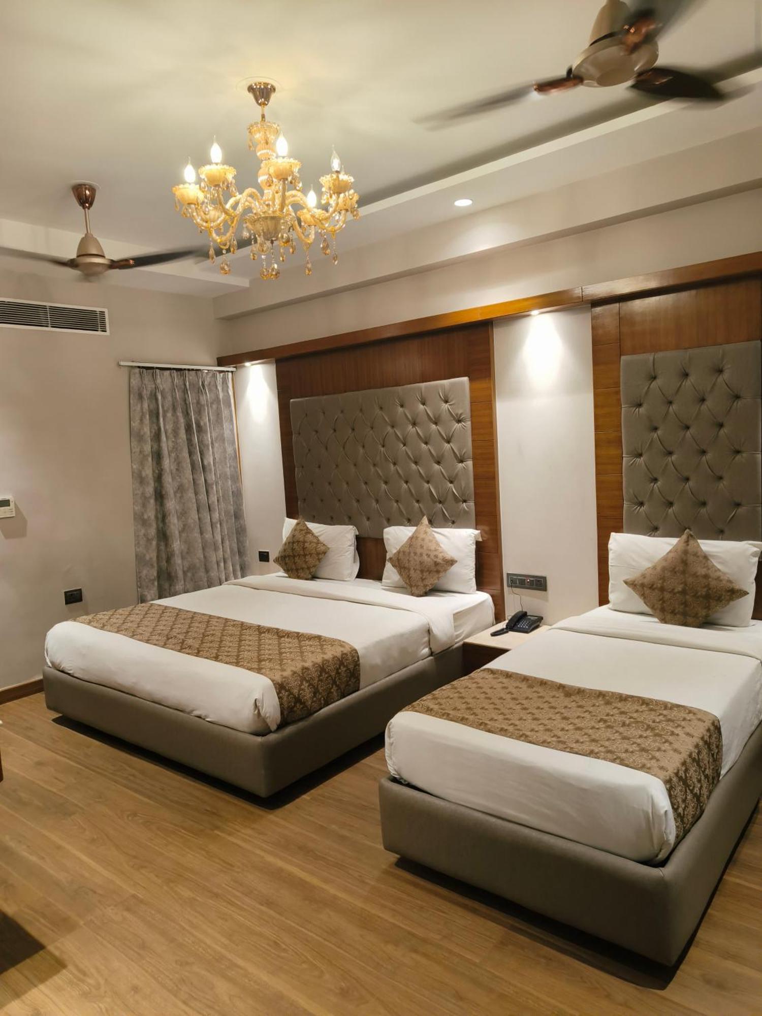 Hotel The Pearl, City Center - Traveler'S Choice Award Winner For 2025 New Delhi Exterior photo