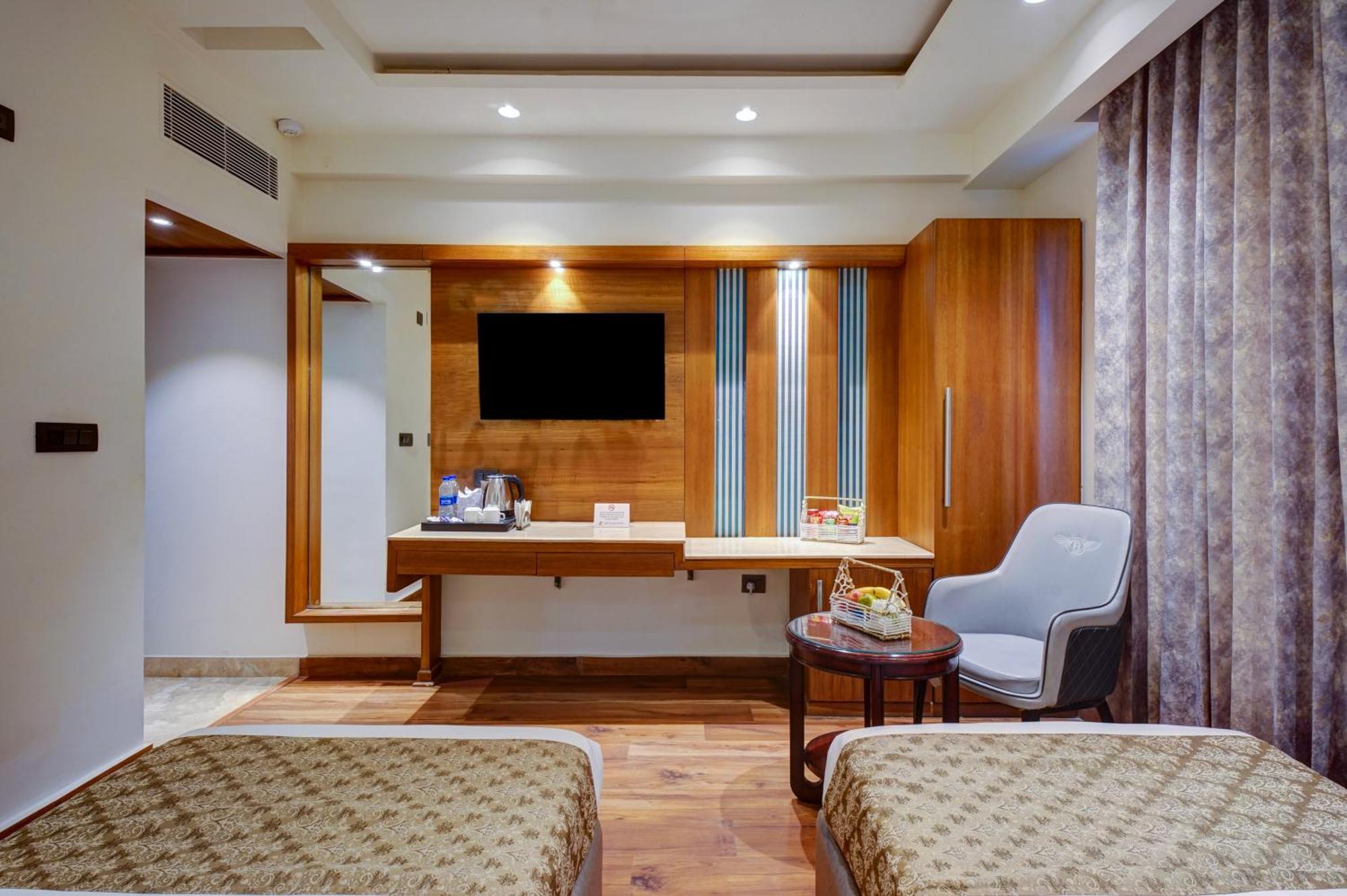 Hotel The Pearl, City Center - Traveler'S Choice Award Winner For 2025 New Delhi Exterior photo