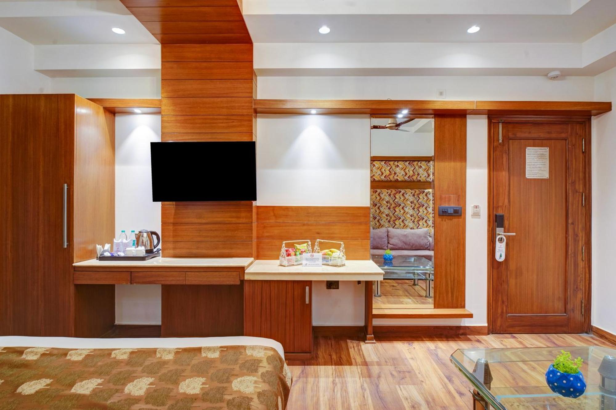 Hotel The Pearl, City Center - Traveler'S Choice Award Winner For 2025 New Delhi Exterior photo