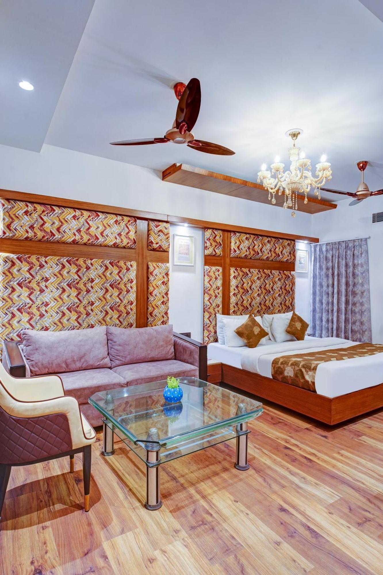 Hotel The Pearl, City Center - Traveler'S Choice Award Winner For 2025 New Delhi Exterior photo
