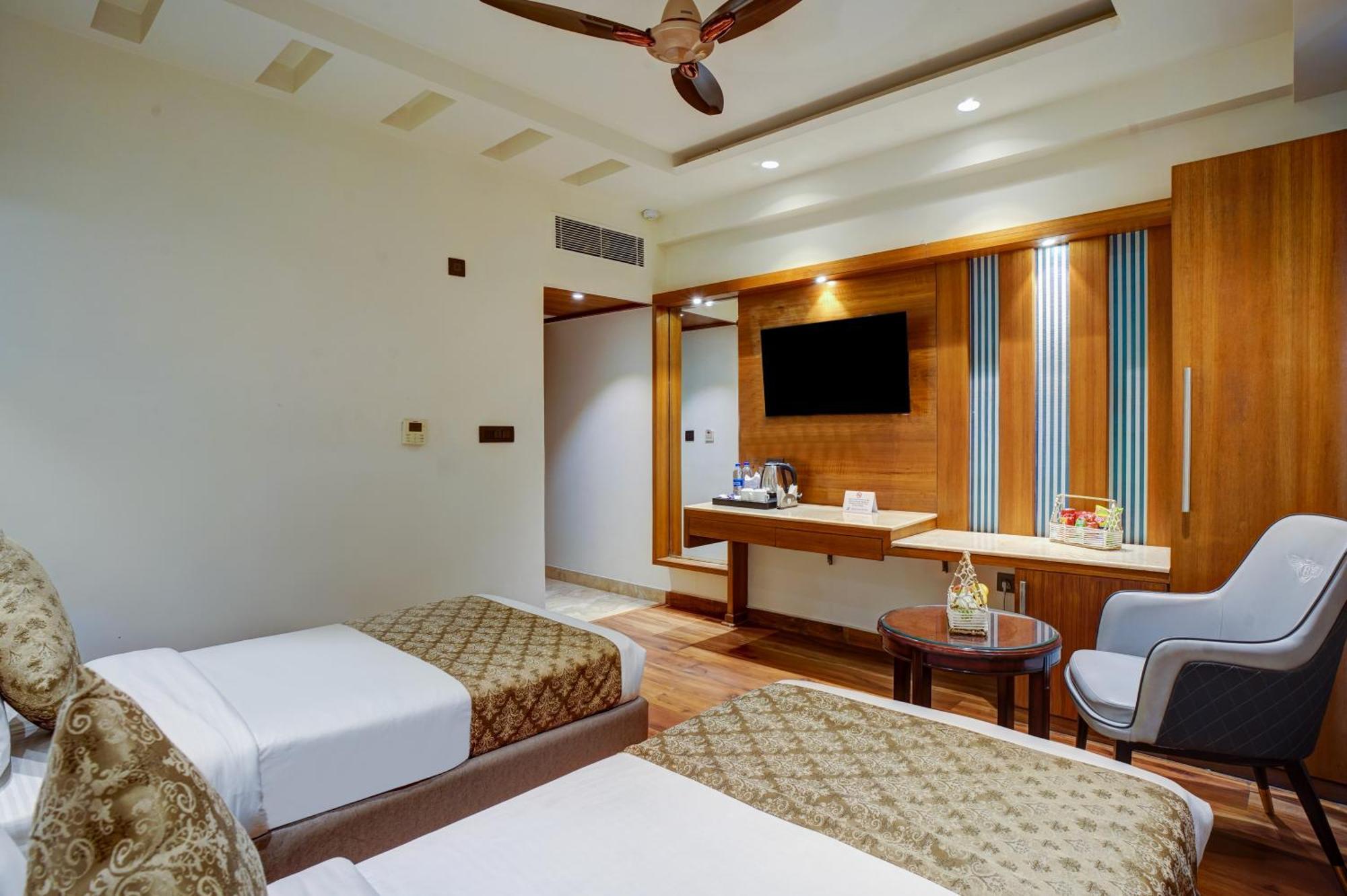 Hotel The Pearl, City Center - Traveler'S Choice Award Winner For 2025 New Delhi Exterior photo