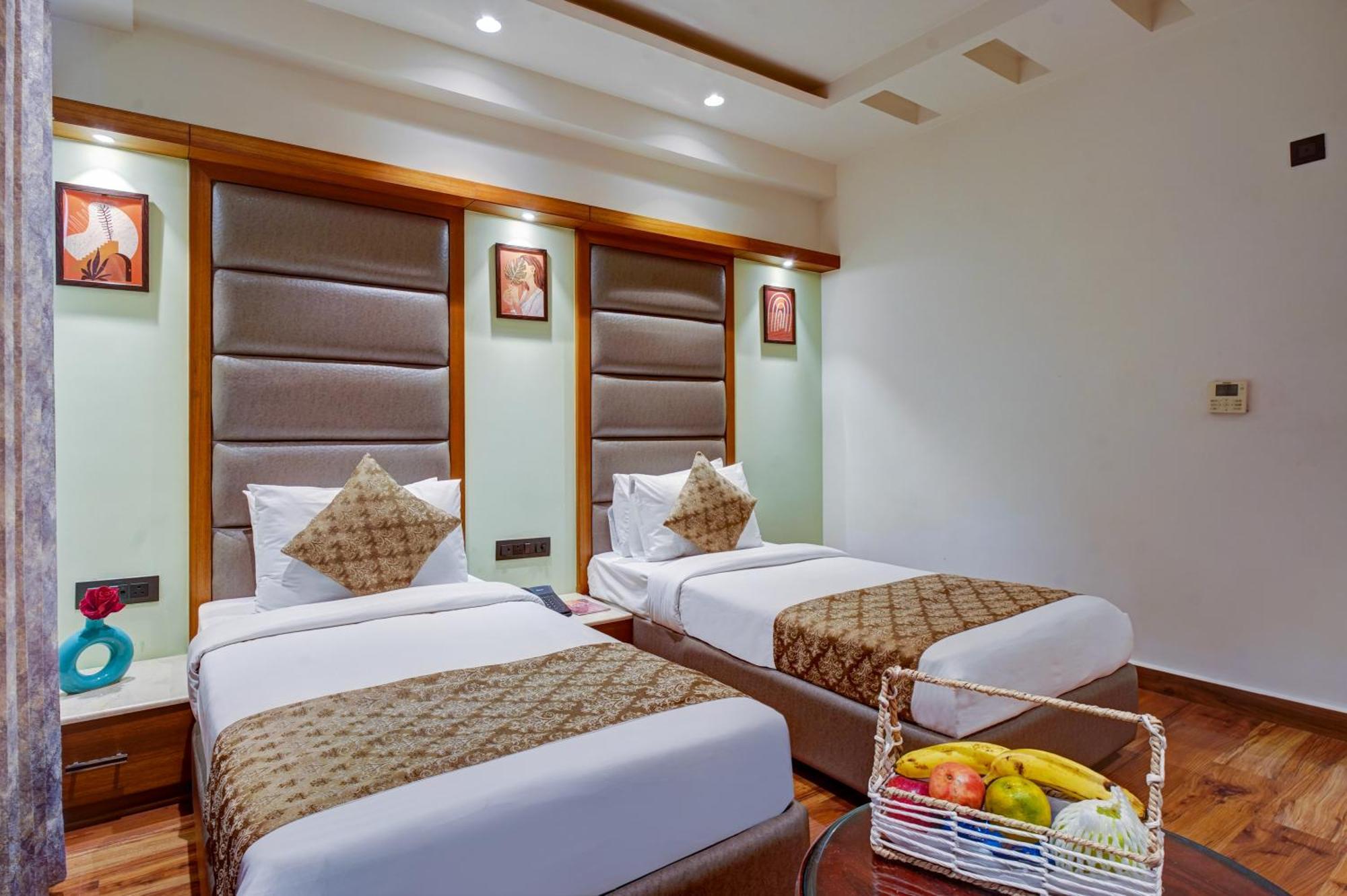 Hotel The Pearl, City Center - Traveler'S Choice Award Winner For 2025 New Delhi Exterior photo
