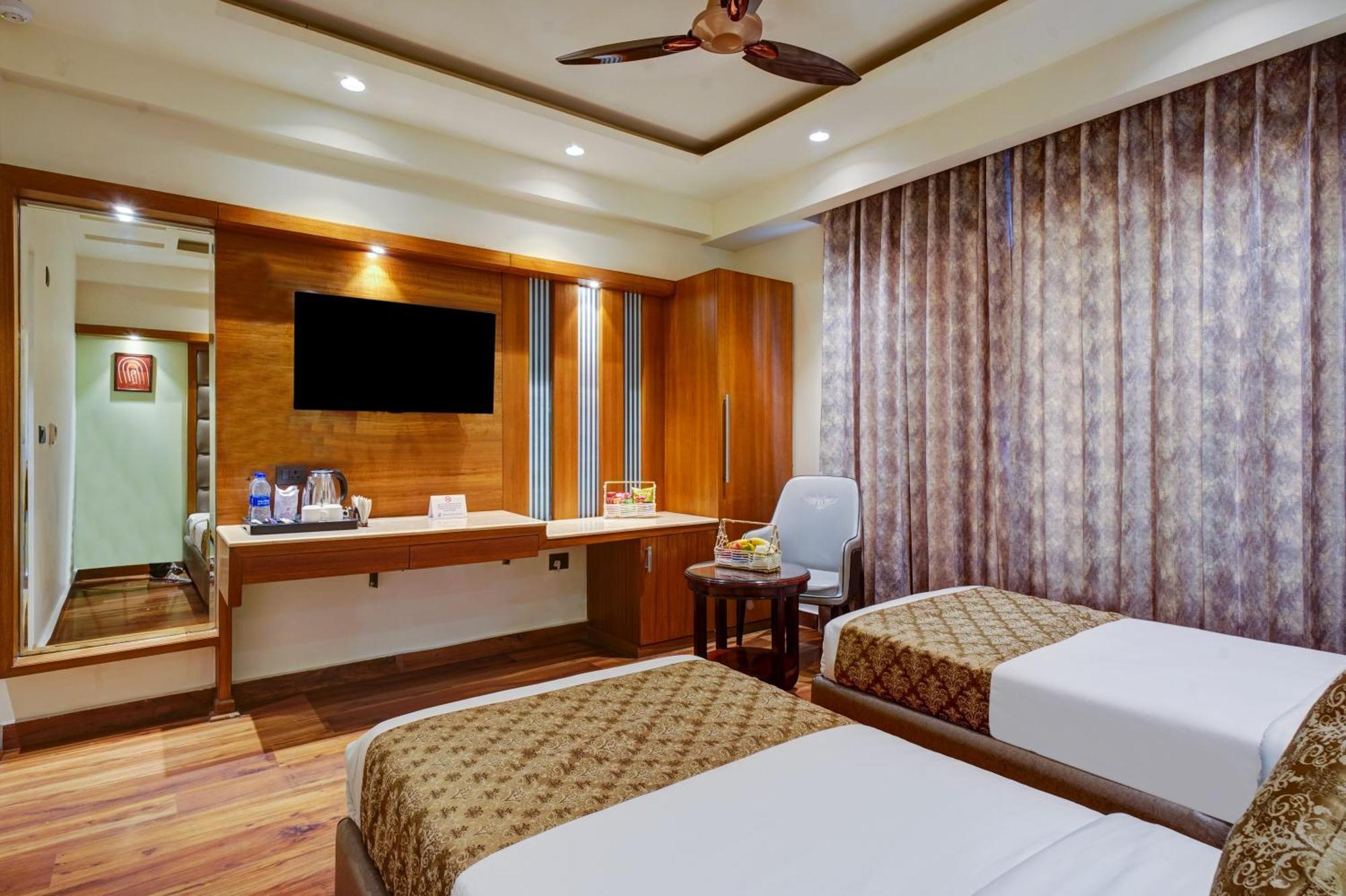 Hotel The Pearl, City Center - Traveler'S Choice Award Winner For 2025 New Delhi Exterior photo