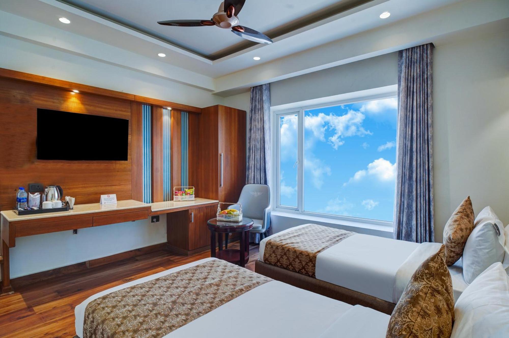 Hotel The Pearl, City Center - Traveler'S Choice Award Winner For 2025 New Delhi Exterior photo