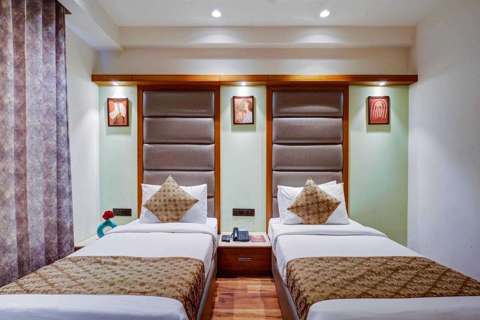 Hotel The Pearl, City Center - Traveler'S Choice Award Winner For 2025 New Delhi Exterior photo