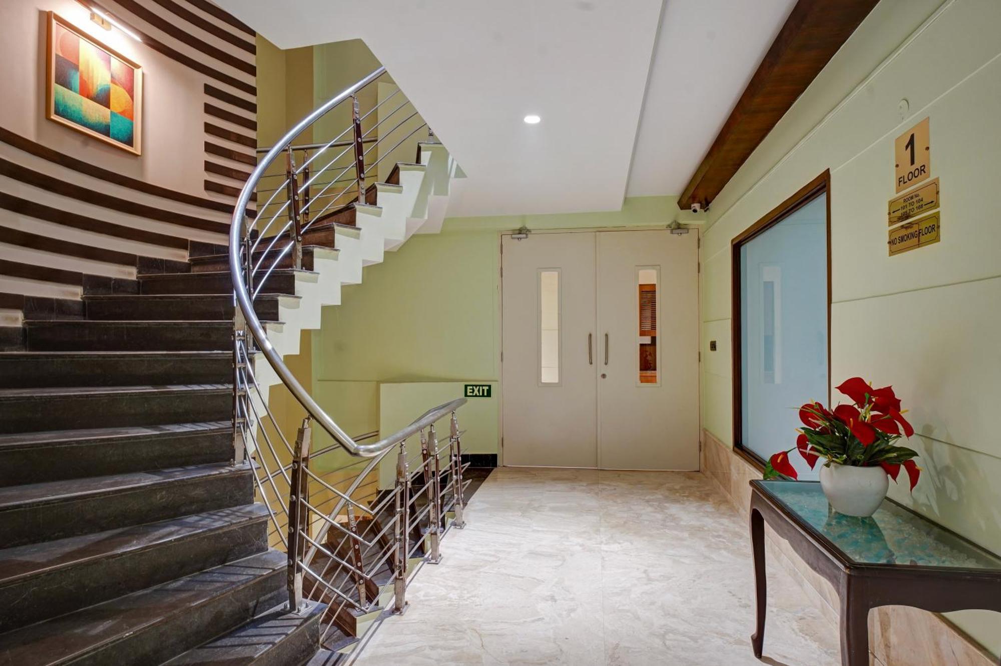 Hotel The Pearl, City Center - Traveler'S Choice Award Winner For 2025 New Delhi Exterior photo
