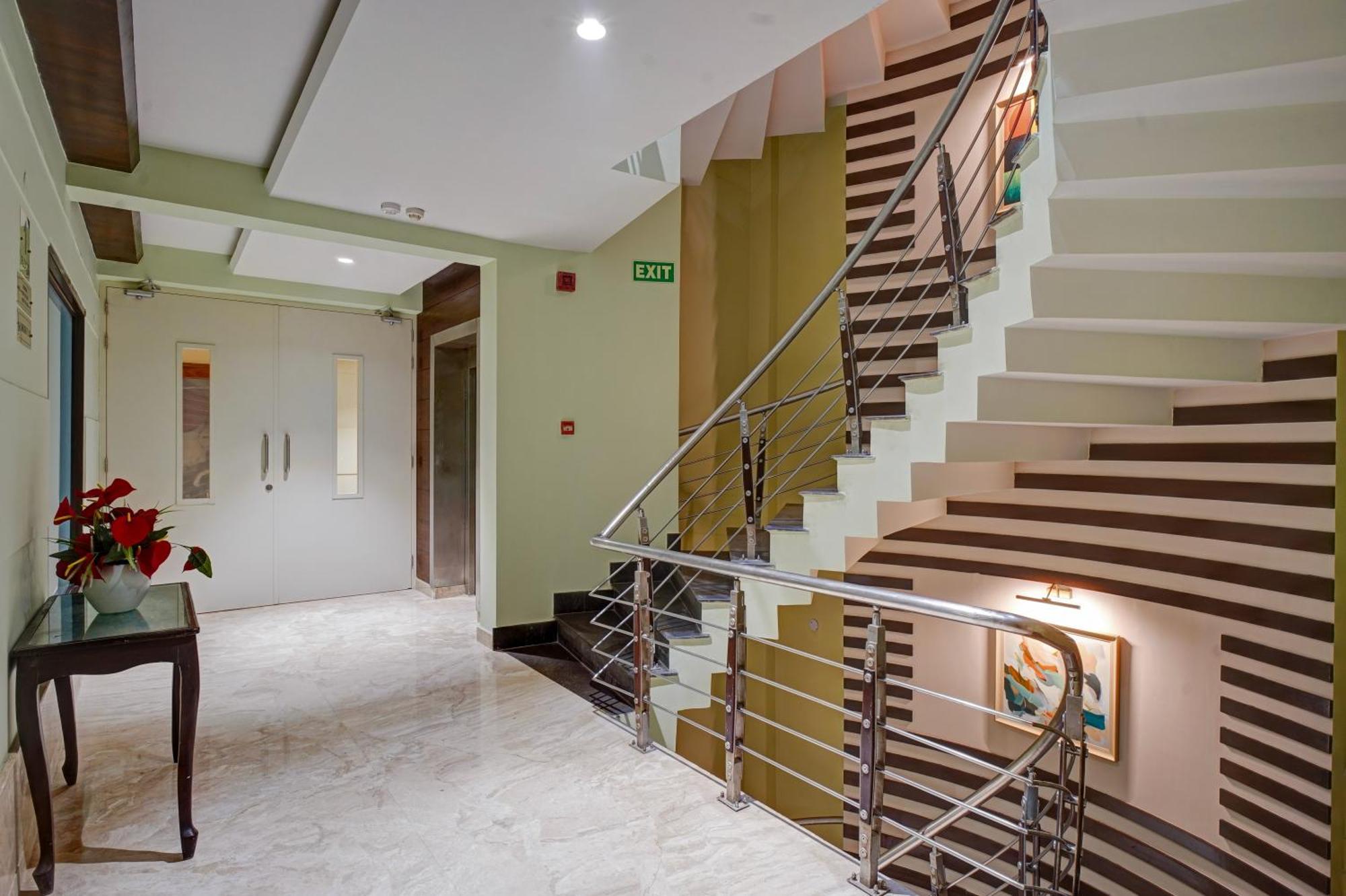 Hotel The Pearl, City Center - Traveler'S Choice Award Winner For 2025 New Delhi Exterior photo