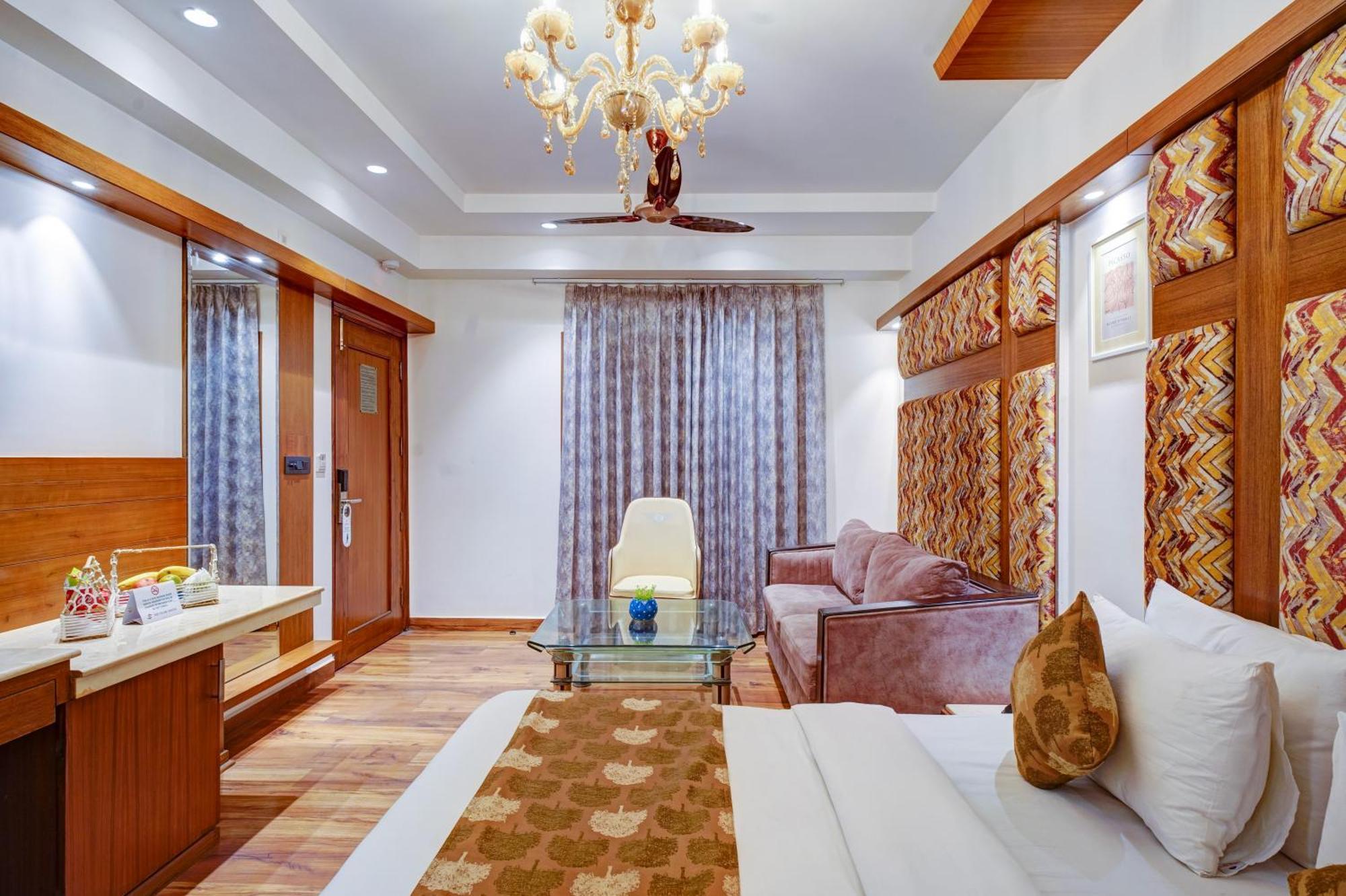 Hotel The Pearl, City Center - Traveler'S Choice Award Winner For 2025 New Delhi Exterior photo