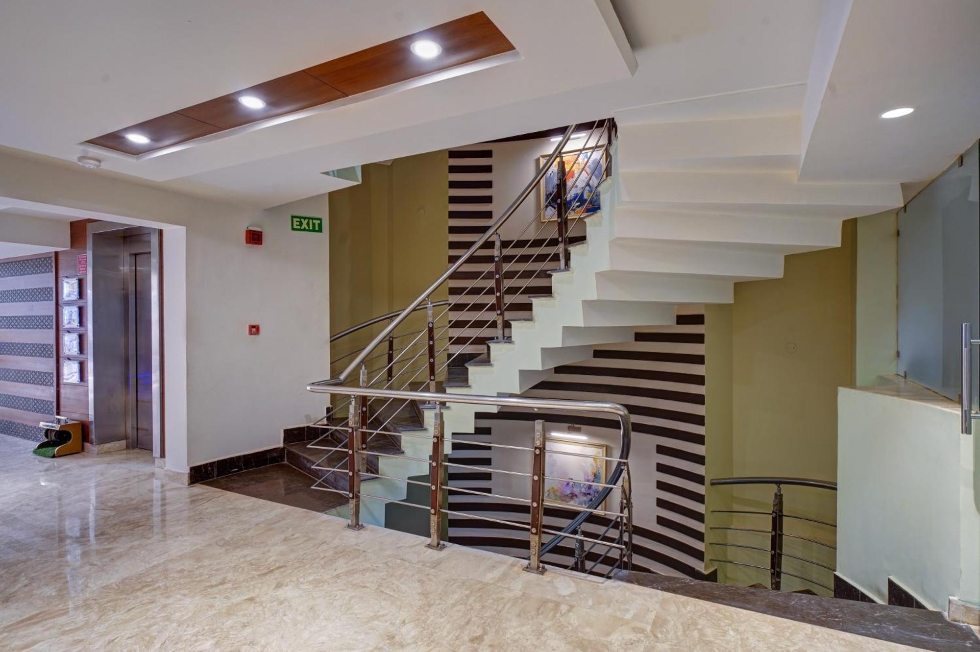 Hotel The Pearl, City Center - Traveler'S Choice Award Winner For 2025 New Delhi Exterior photo