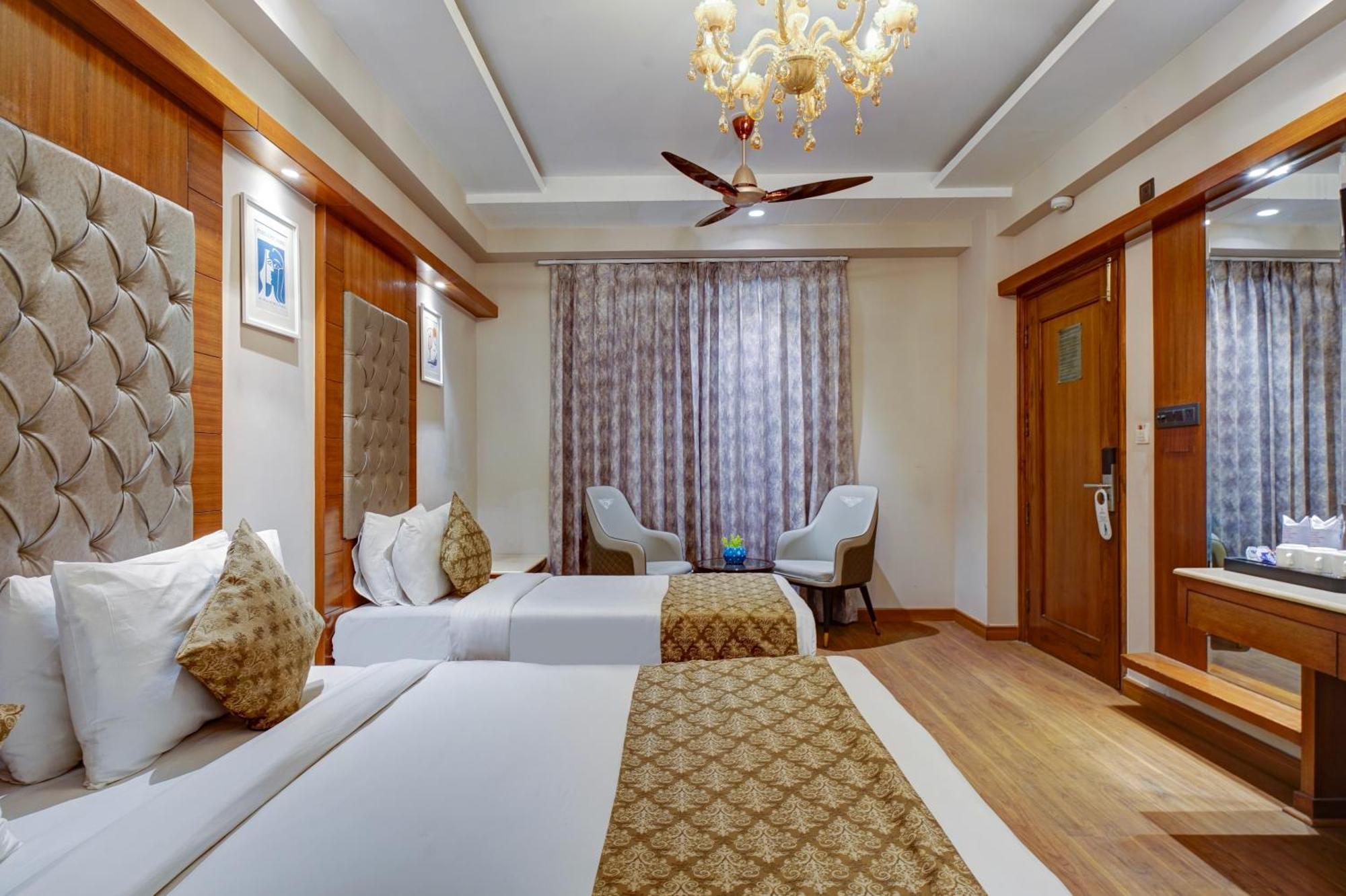 Hotel The Pearl, City Center - Traveler'S Choice Award Winner For 2025 New Delhi Exterior photo