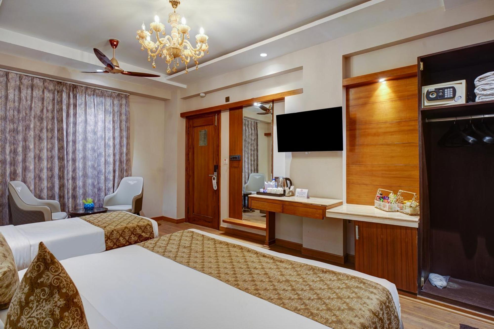 Hotel The Pearl, City Center - Traveler'S Choice Award Winner For 2025 New Delhi Exterior photo