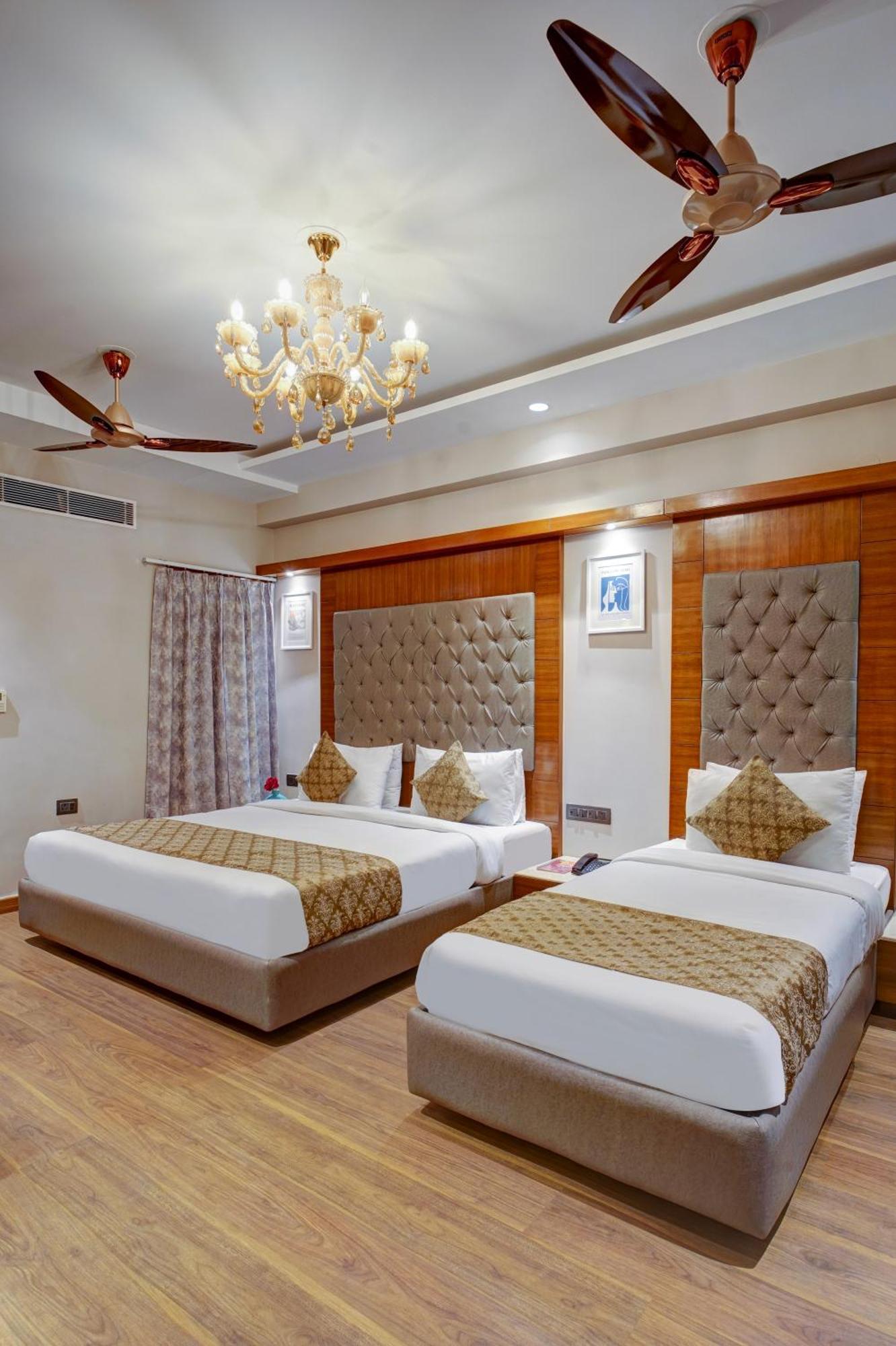 Hotel The Pearl, City Center - Traveler'S Choice Award Winner For 2025 New Delhi Exterior photo