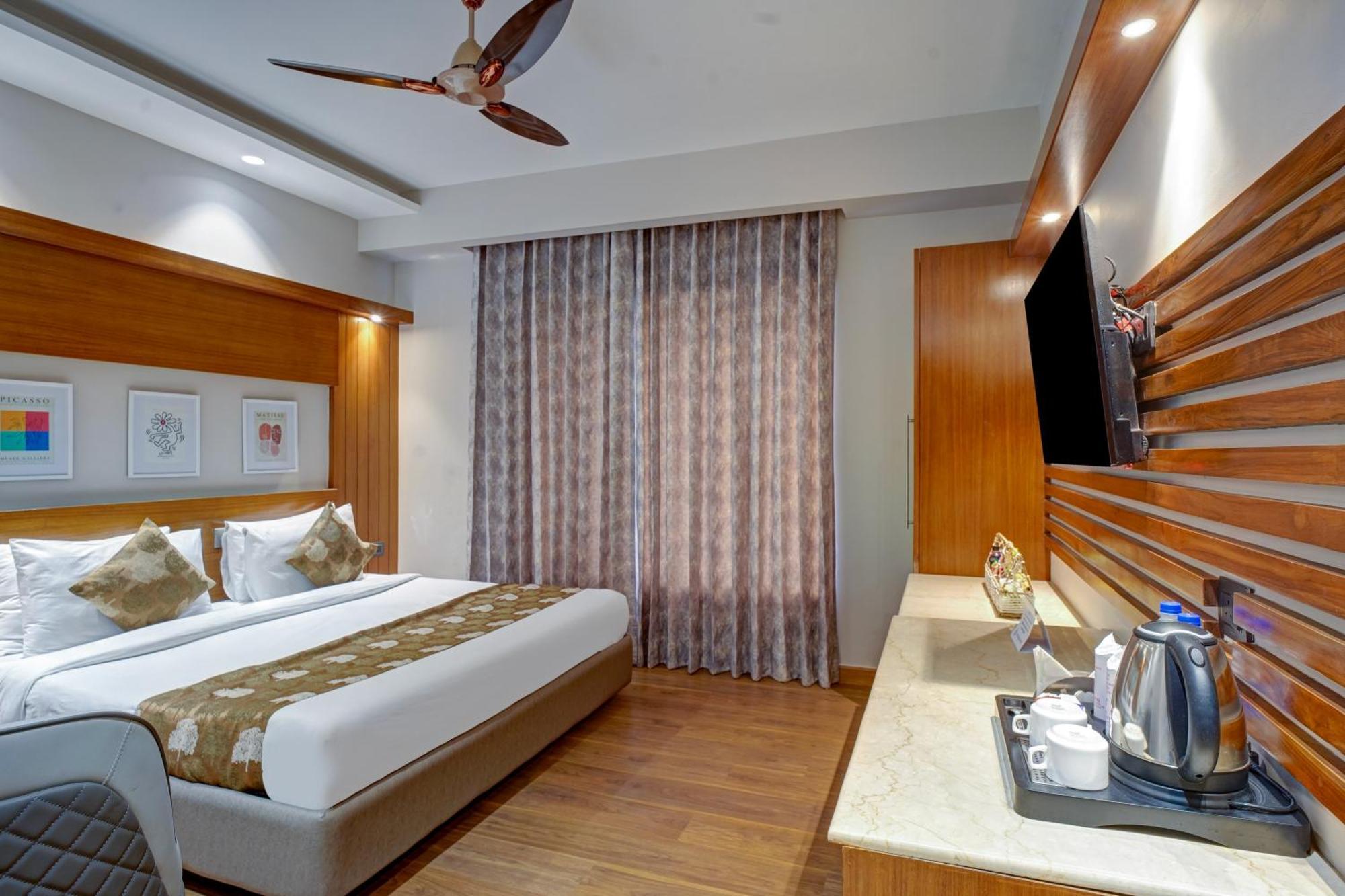 Hotel The Pearl, City Center - Traveler'S Choice Award Winner For 2025 New Delhi Exterior photo